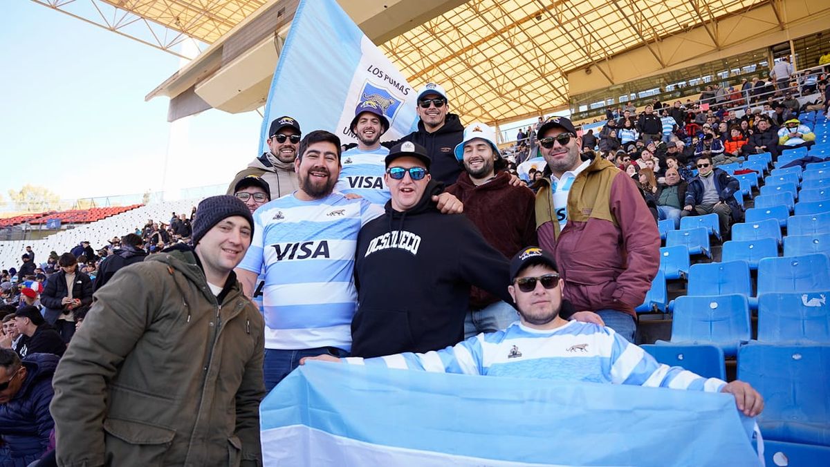 Esta banda viajó exclusivamente desde Villa La Angostura para alentar a Los Pumas. Esta banda viajó exclusivamente desde Villa La Angostura para alentar a Los Pumas.