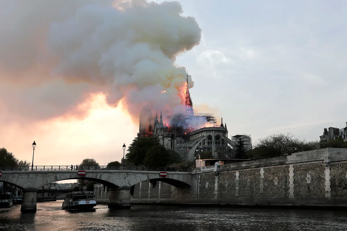Foto de archivo que muestra la aguja de la Catedral de Notre Dame en llamas durante el incendio del 15 de abril de 2019. Crédito: EFE/Ian Langsdon. Foto de archivo que muestra la aguja de la Catedral de Notre Dame en llamas durante el incendio del 15 de abril de 2019. Crédito: EFE/Ian Langsdon.