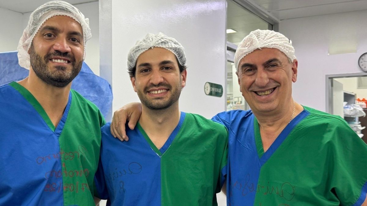 De izquierda a derecha: Juan Manuel Genco, Jorge Rasmussen y Carlos Ciarolo, los tres médicos que realizaron la cirugía de vanguardia para aliviar los síntomas del Parkinson. De izquierda a derecha: Juan Manuel Genco, Jorge Rasmussen y Carlos Ciarolo, los tres médicos que realizaron la cirugía de vanguardia para aliviar los síntomas del Parkinson.