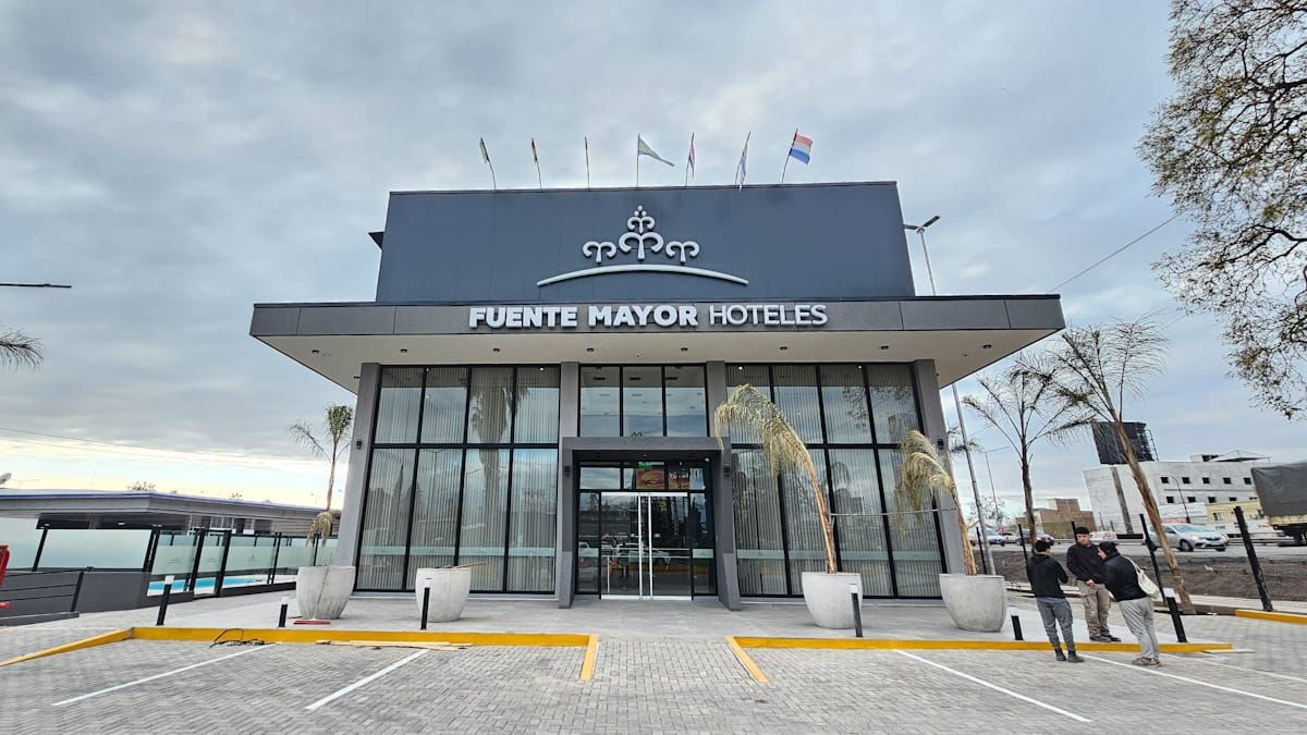 El Hotel Fuente Mayor está emplazado en la Terminal de Mendoza y tiene un pasillo que conecta la zona de los ómnibus con el edificio.