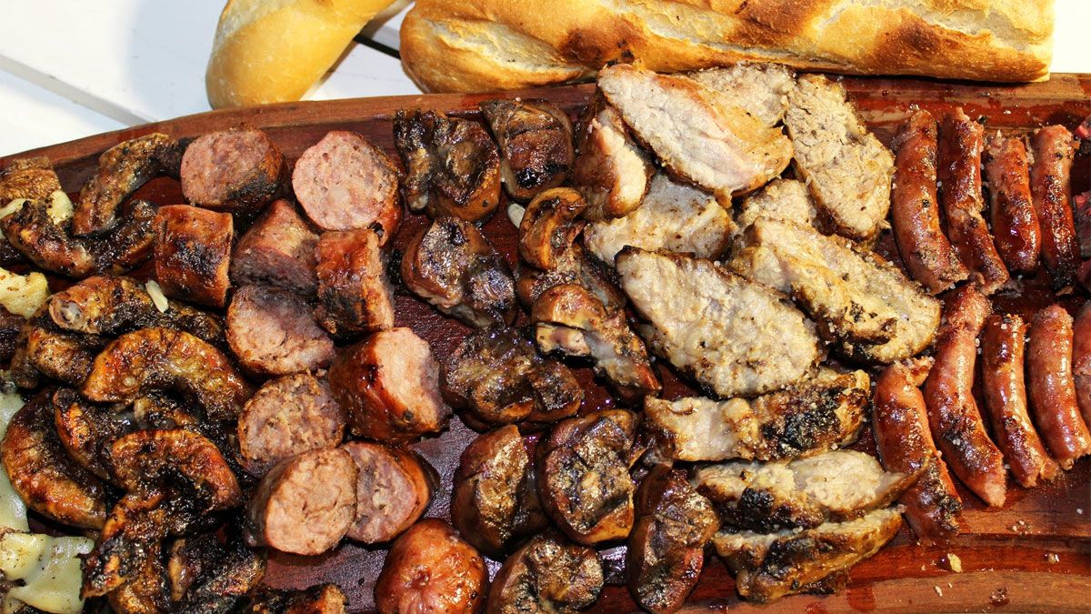 Hacer achuras y embutidos a la parrilla, requiere de conocimientos mínimos para poder servir en la mesa el mejor asado.