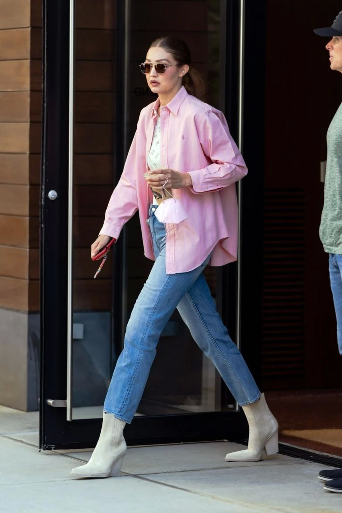 Gigi Hadid: camisa rosa + remera básica + jean recto. Gigi Hadid: camisa rosa + remera básica + jean recto.