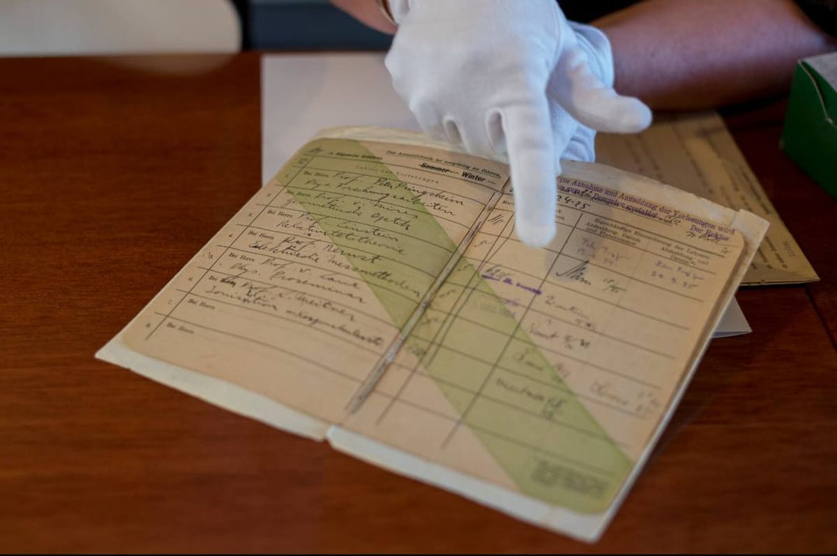 En el Instituto Balseiro guardan la libreta de calificaciones de Enrique Gaviola, que lle la firma de Albert Einstein, uno de sus maestros. En el Instituto Balseiro guardan la libreta de calificaciones de Enrique Gaviola, que lle la firma de Albert Einstein, uno de sus maestros.