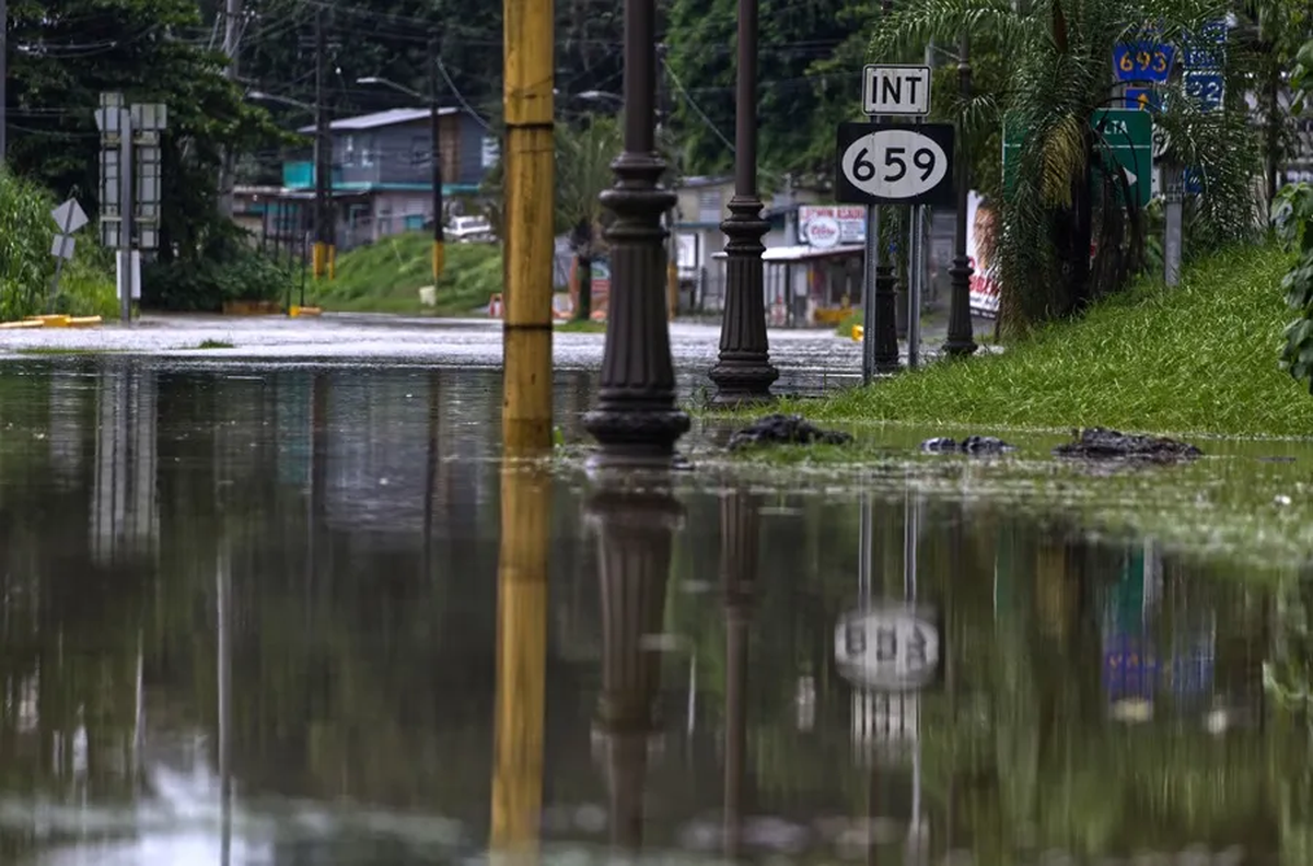 Una carretera inundada tras el paso del huracán Ernesto en Dorado en su paso por Puerto Rico. Una de las características de esta temporada, las fuertes lluvias y las inundaciones. Crédito: EFE/ Thais Llorca. Una carretera inundada tras el paso del huracán Ernesto en Dorado en su paso por Puerto Rico. Una de las características de esta temporada, las fuertes lluvias y las inundaciones. Crédito: EFE/ Thais Llorca.