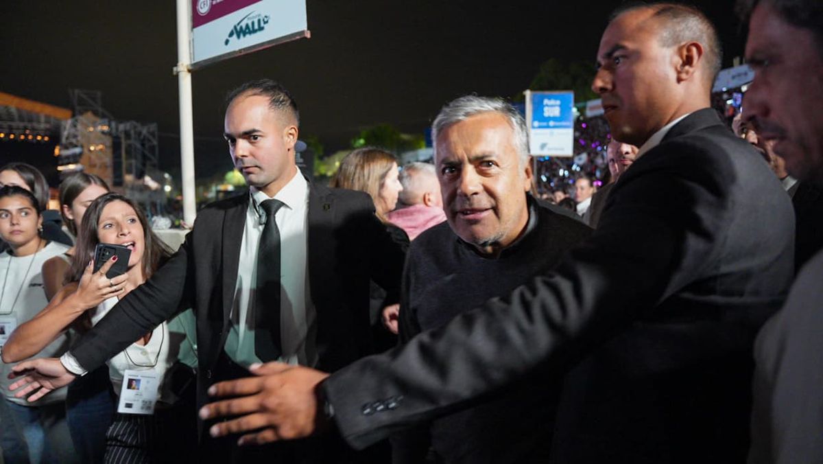 Alfredo Cornejo llegó a la Vendimia 2025 apenas se apagaron las luces y comenzó el espectáculo central.