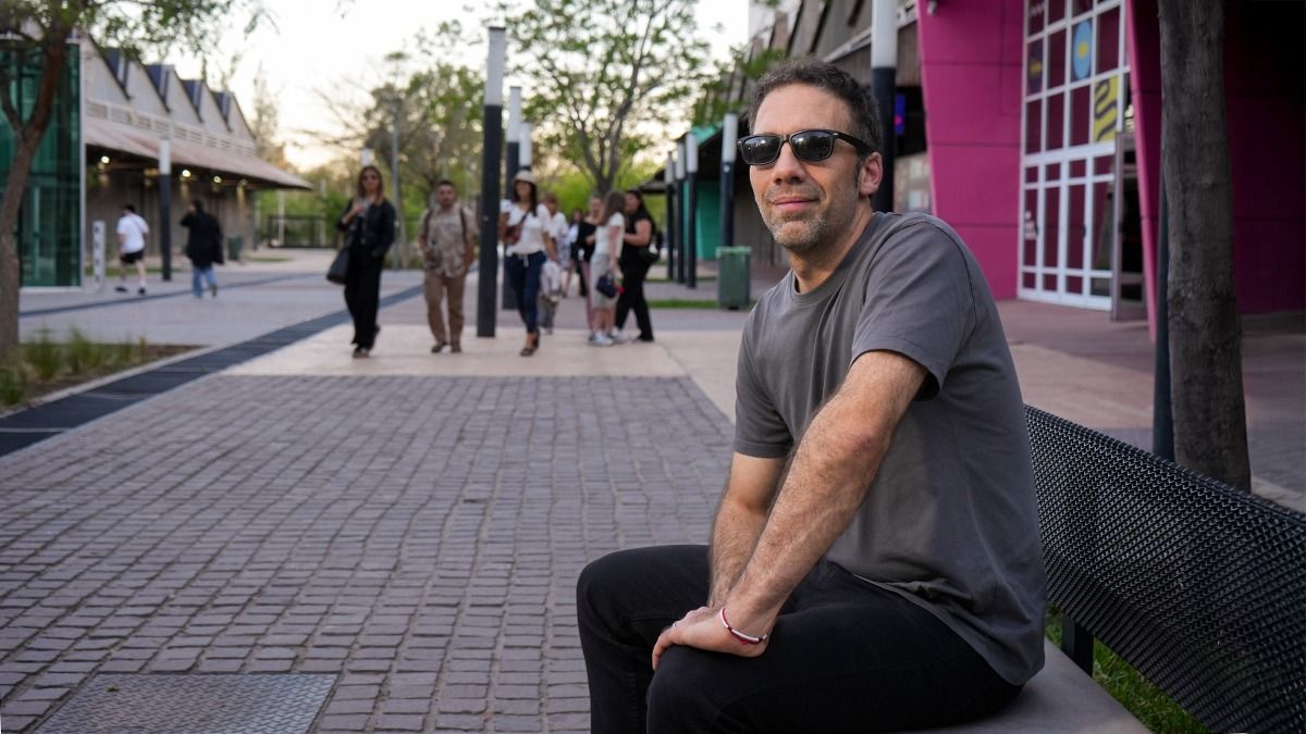 Esteves logró su nueva película en coproducción con Chile y España. Le ofrecieron filmarla afuera pero no negoció ya que el Paso a Chile es la atmósfera ideal de su historia policial. Esteves logró su nueva película en coproducción con Chile y España. Le ofrecieron filmarla afuera pero no negoció ya que el Paso a Chile es la atmósfera ideal de su historia policial.