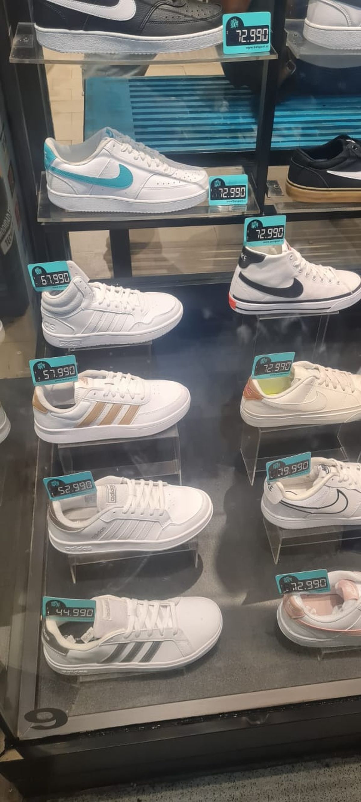 Precios de zapatillas en Chile. Precios de zapatillas en Chile.