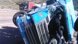 Así quedó el camión tras volcar en la ruta 7 cerca de Polvaredas.