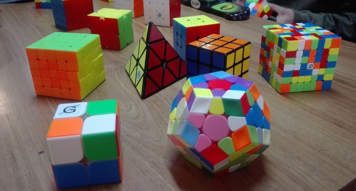 El cubo Rubik tiene diferentes tamaños y variaciones