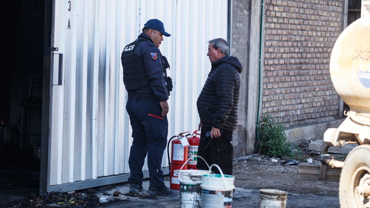 La Feria de Guaymallén quedó convulsionada tras el incendio que destruyó años de trabajo de 20 productores. La Feria de Guaymallén quedó convulsionada tras el incendio que destruyó años de trabajo de 20 productores.