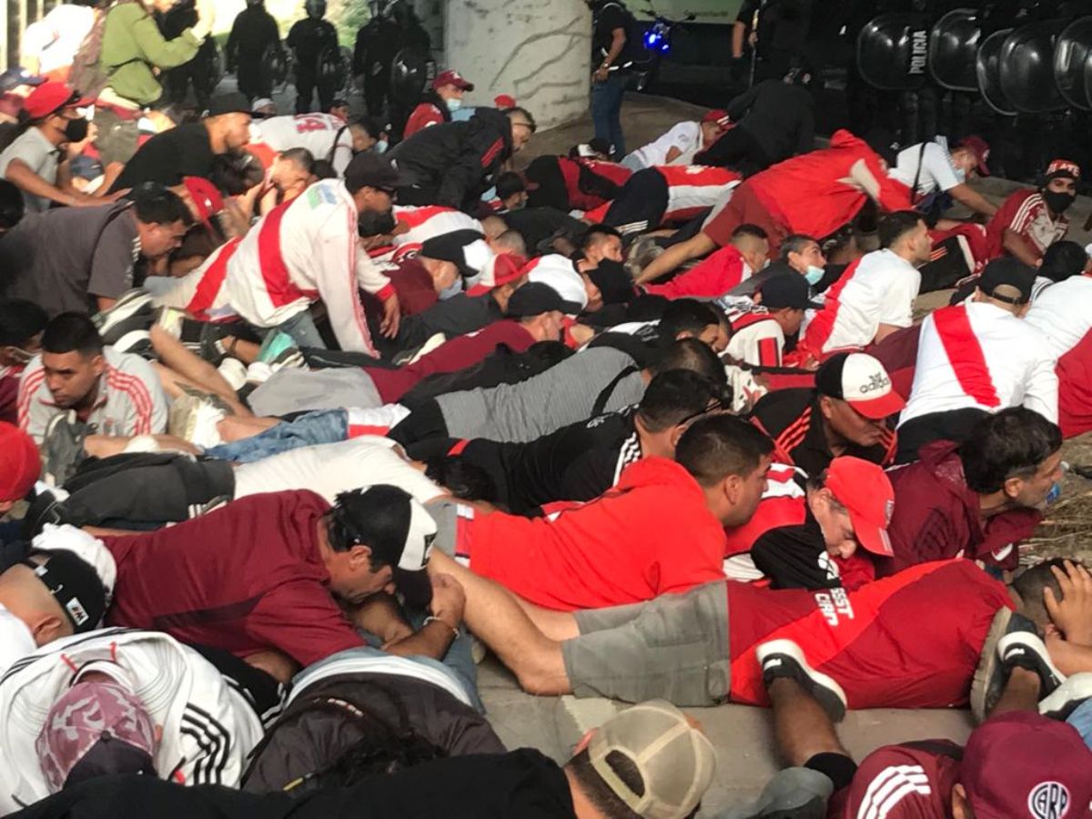 Unos 200 barras de River fueron detenidos en la previa del partido con Argentinos.