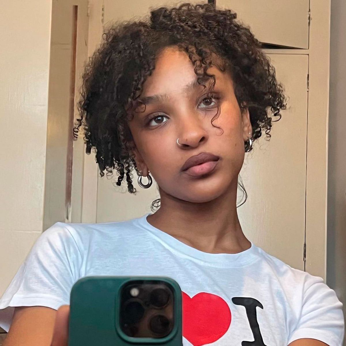 Sennia Nanua es una actriz británica que fue nominada al BAFTA, cuando tenía 13 años. Sennia Nanua es una actriz británica que fue nominada al BAFTA, cuando tenía 13 años.