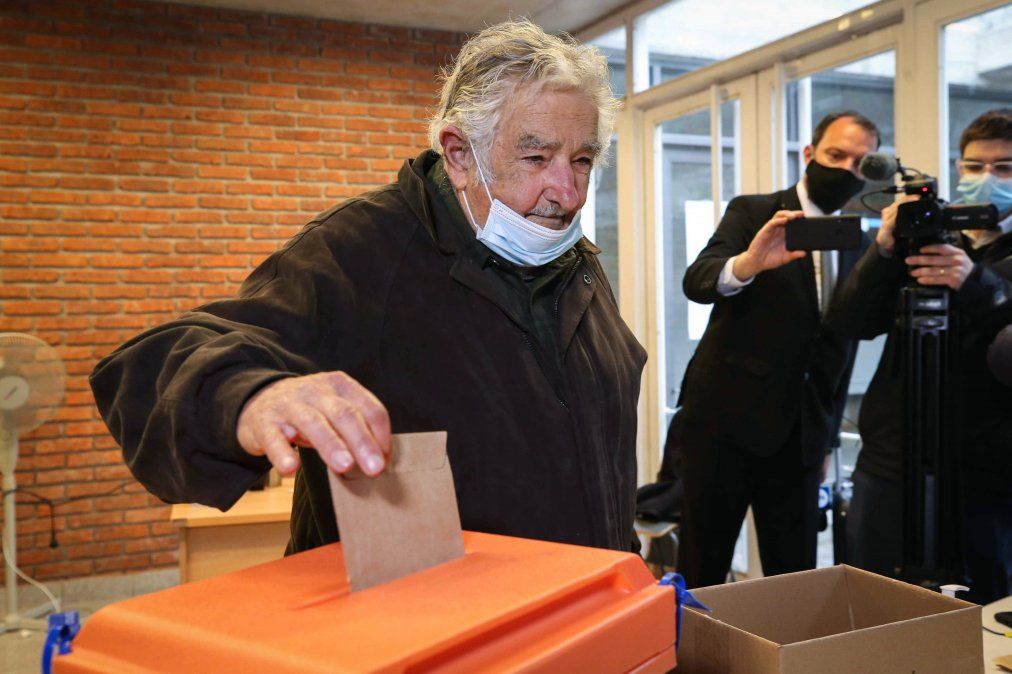 Pepe Mujica votó ayer en Montevideo y anunció que se retira de la política.