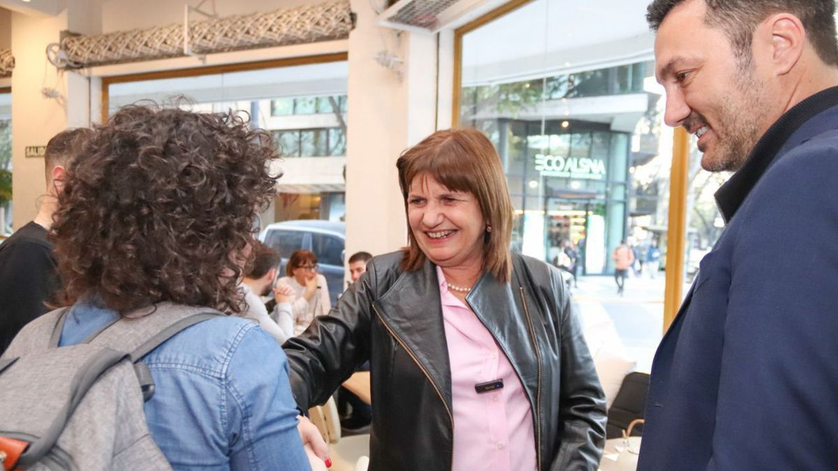 Patricia Bullrich y Luis Petri, con vecinos de Recoleta.