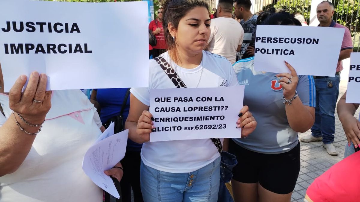 En la puerta del municipio había manifestantes a favor y en contra de Orozco. En la puerta del municipio había manifestantes a favor y en contra de Orozco.