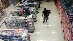 Un policía fuera de servicio mató a dos asaltantes con su bebé en brazos