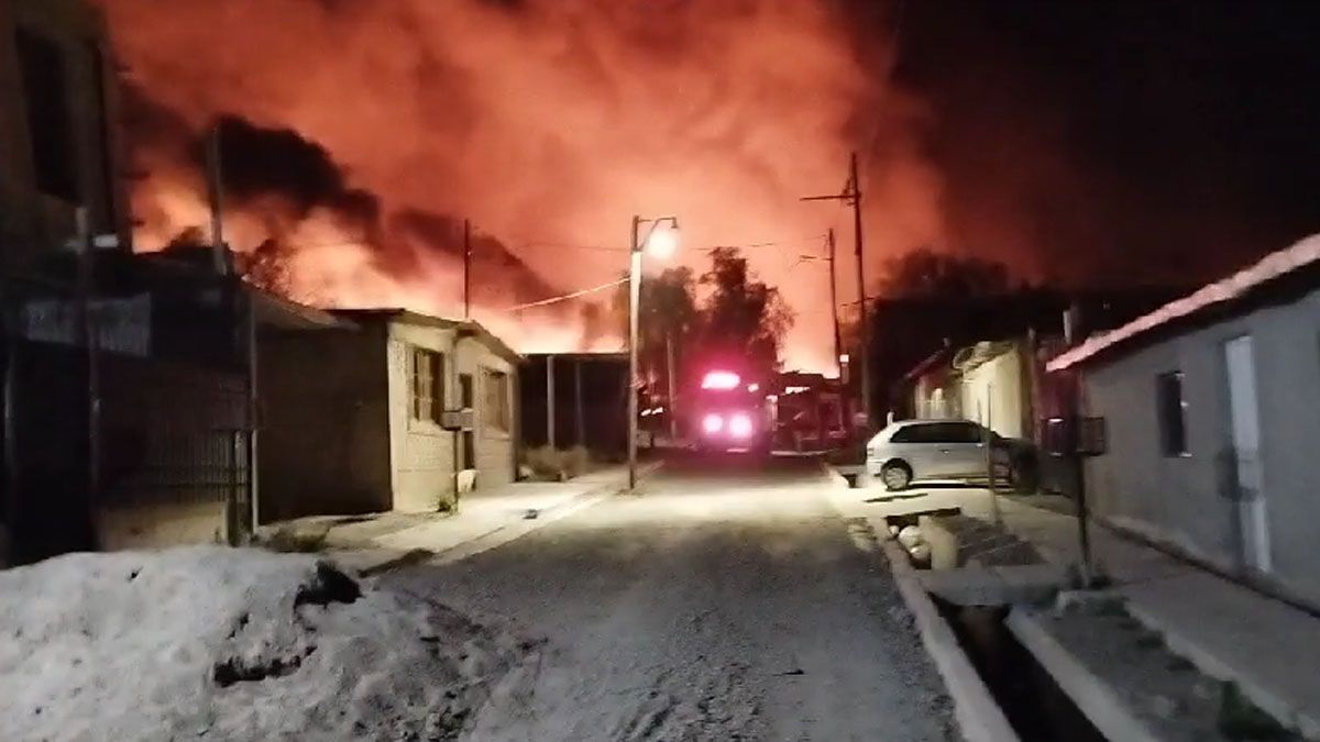 Las llamas se veían desde varios puntos de la Ciudad y afectó a al menos 30 familias de La Favorita. Las llamas se veían desde varios puntos de la Ciudad y afectó a al menos 30 familias de La Favorita.