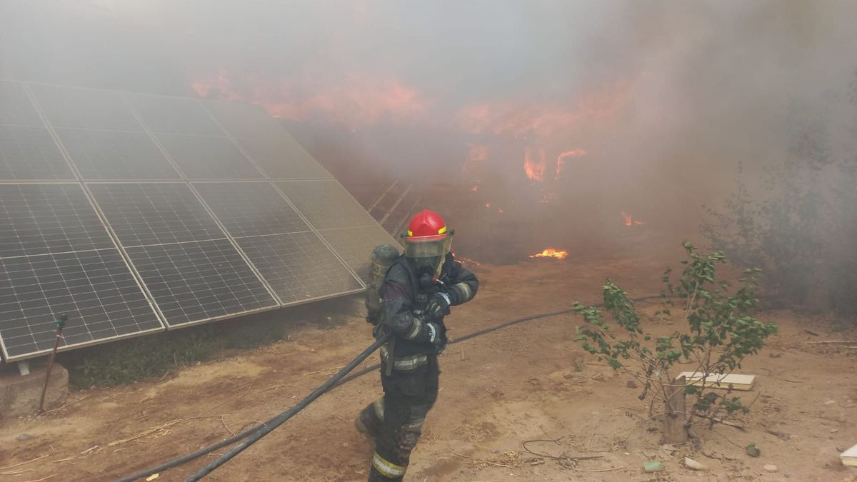 La columna de humo se ve desde muy lejos. 