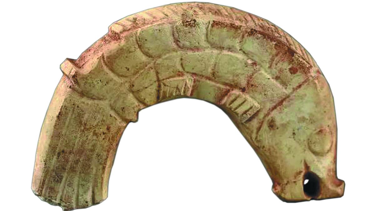 Reliquias culturales encontradas en el sitio, incluido un pez de jade. PARA USO DE CHINA DAILY