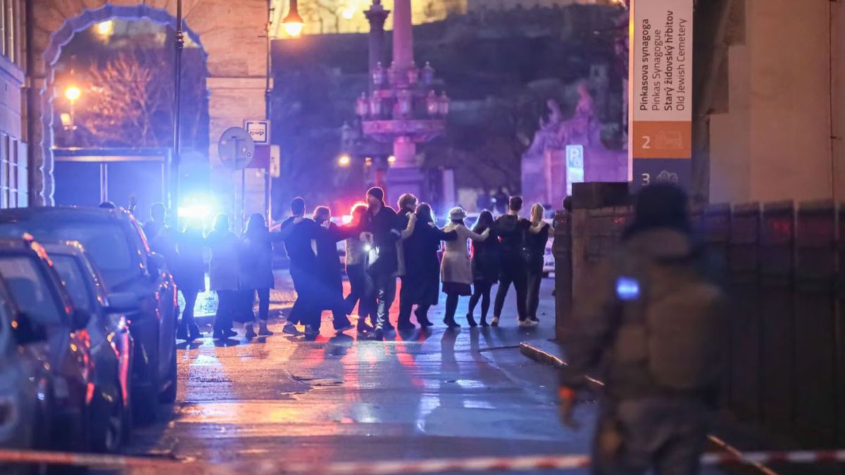 Un hombre atacó a tiros una universidad de la ciudad de Praga. Luego se suicidó cuuando era perseguido por la policía Un hombre atacó a tiros una universidad de la ciudad de Praga. Luego se suicidó cuuando era perseguido por la policía