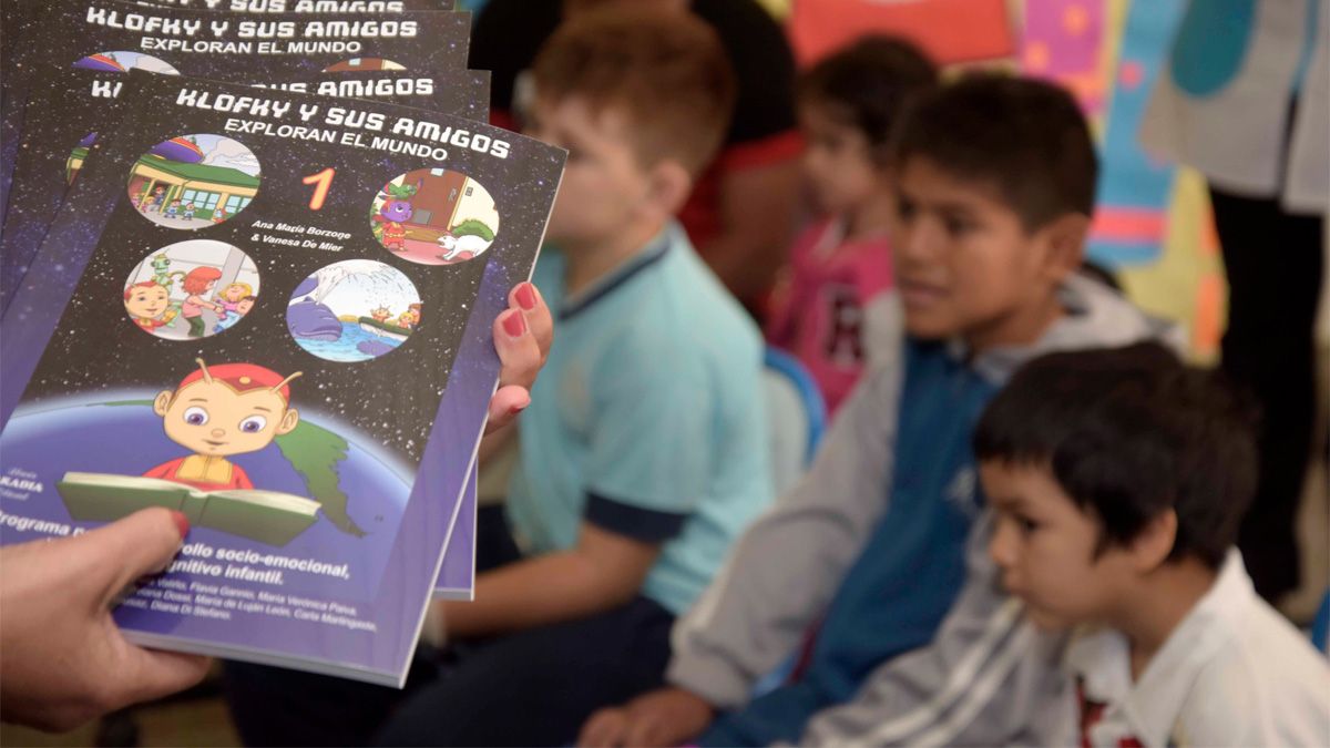 Klofky y sus amigos, el marciano del programa de alfabetización inicial que ayuda a que los niños de 5 y 6 años aprendan a leer y escribir en Mendoza.