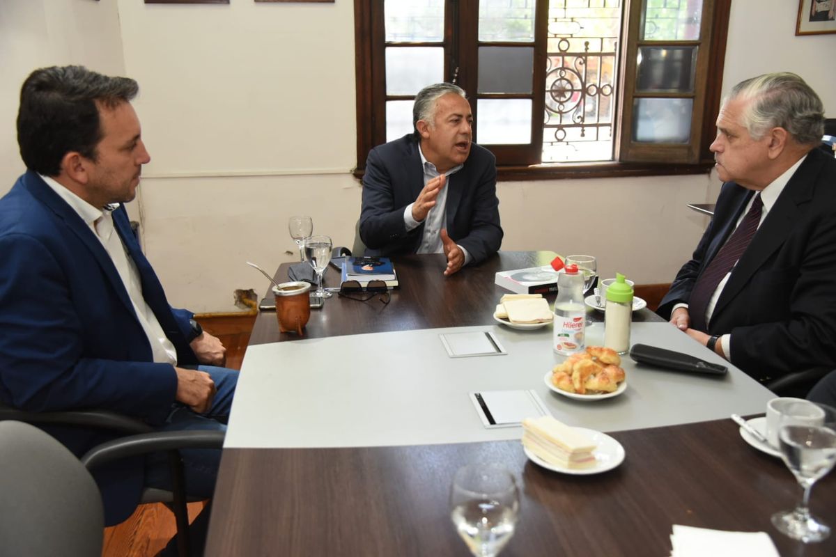 Qué tiene Alfredo Cornejo que lo obliga a usar collarín