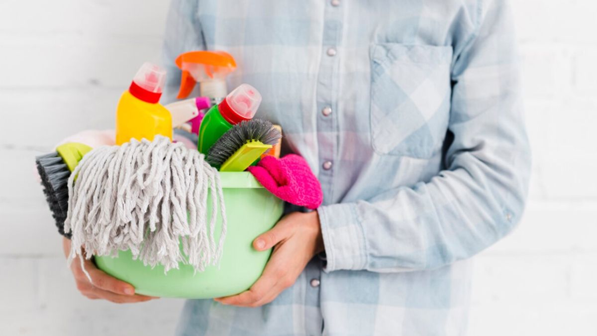 Luego de siete meses de no tener ajustes, la Comisión Nacional de Trabajo en Casas Particulares volvió a acordar un aumento y sumó el pago de tres bonos cuyo importe varía según la cantidad de horas trabajadas por semana. Luego de siete meses de no tener ajustes, la Comisión Nacional de Trabajo en Casas Particulares volvió a acordar un aumento y sumó el pago de tres bonos cuyo importe varía según la cantidad de horas trabajadas por semana.