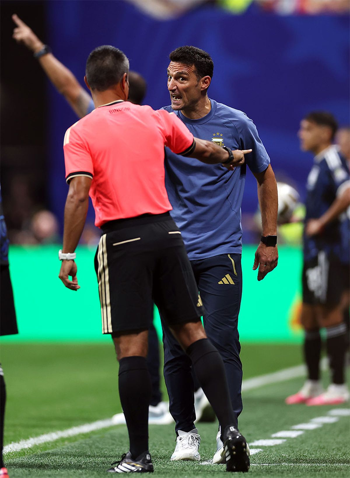 Scaloni le hace un reclamo al juez del partido.