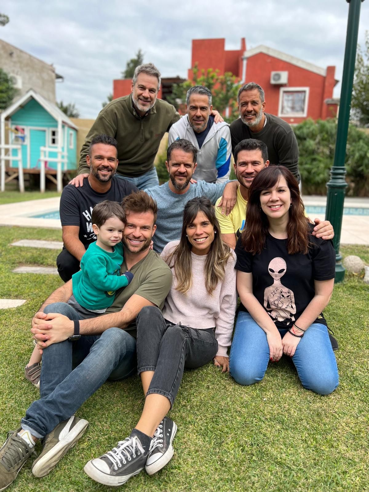 Una postal de su numerosa familia mendocina. Aquí, con sus 8 hermanos y su sobrinito Pedro, el año pasado en la última reunión familiar que los convocó en Córdoba. Una postal de su numerosa familia mendocina. Aquí, con sus 8 hermanos y su sobrinito Pedro, el año pasado en la última reunión familiar que los convocó en Córdoba.