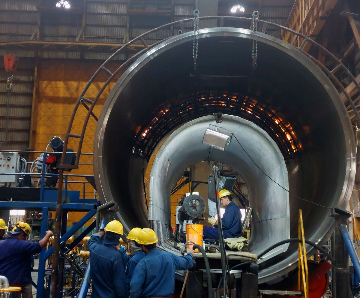 En el enorme reactor de desulfuración que pone a punto IMPSA para YPF trabajan unas 40 personas desde febrero pasado.