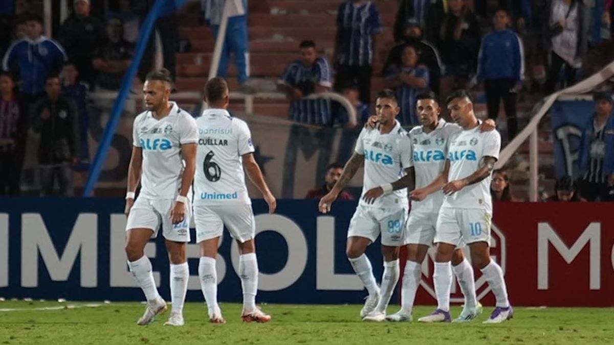 Festejo visitante. Alexander Aravena (16) puso en ventaja momentáneamente a Gremio tras una jugada que se inició con contragolpe de Olivera (99), que la acomodó con la mano.