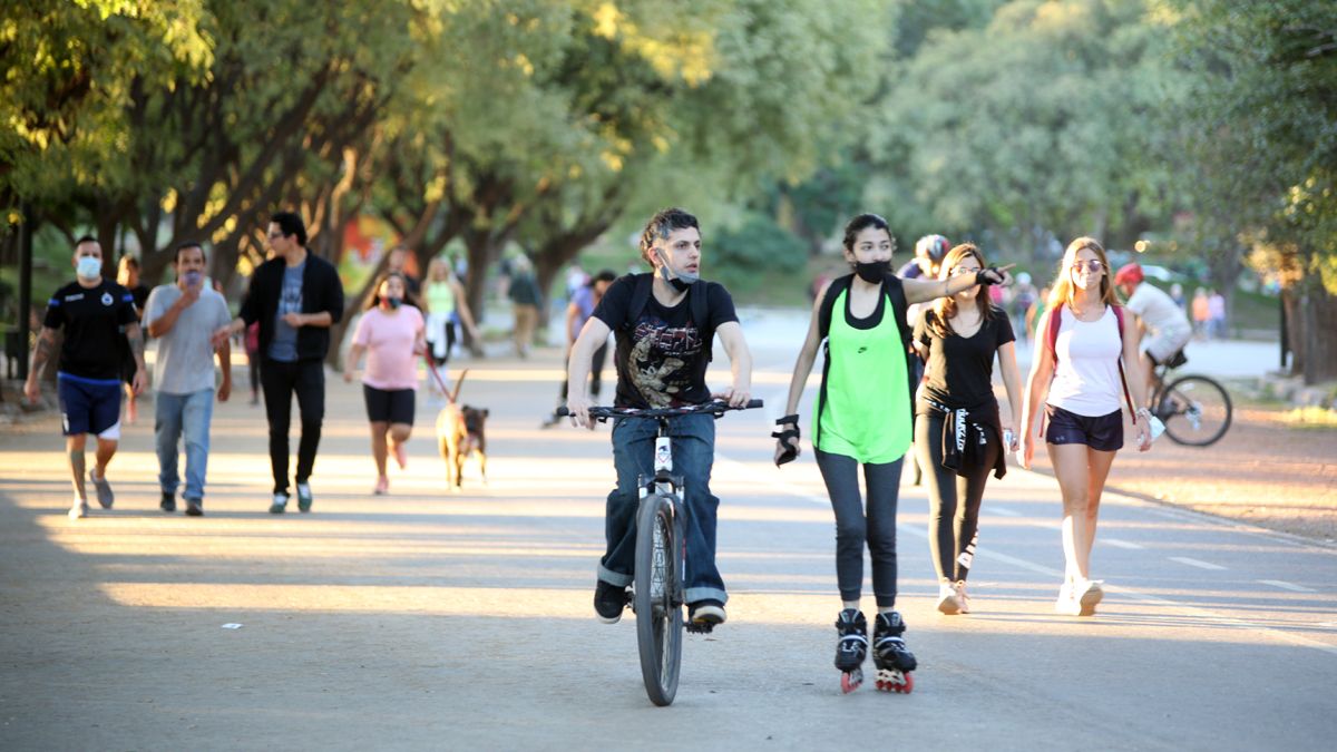 A pesar de que los casos de coronavirus en Mendoza no paran de crecer, muchas personas se han relajado en el uso del barbijo en espacios al aire libre.