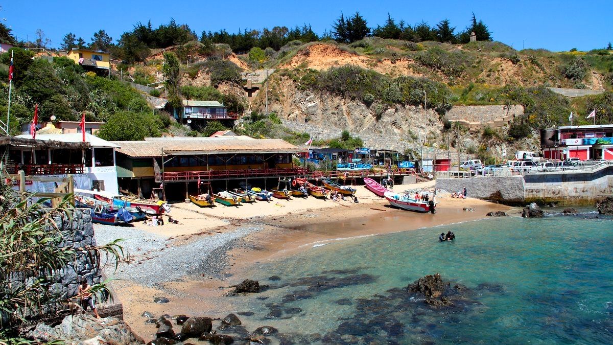 La caleta del pueblo es ideal para cualquier turista. La caleta del pueblo es ideal para cualquier turista.
