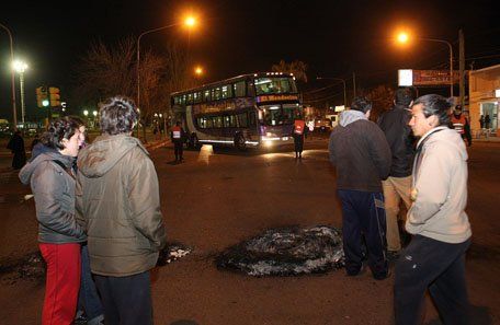 Los remiseros truchos de San Martín dieron una tregua después de una jornada de piquetes y caos