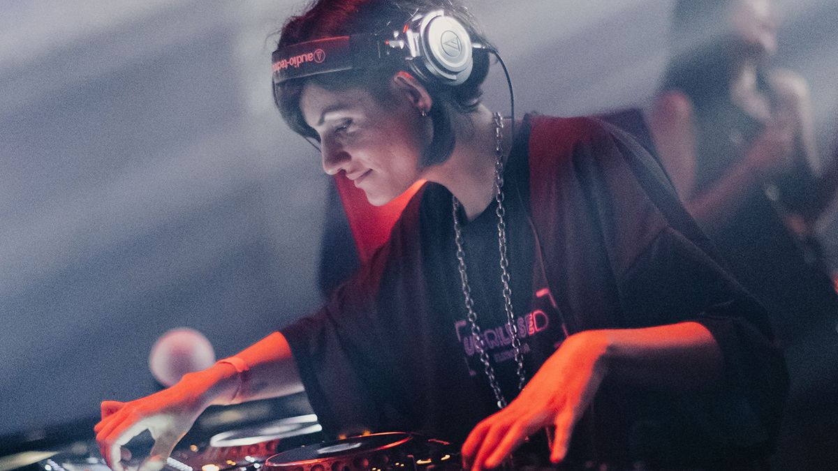 Eclud, la DJ mendocina que pincha discos en ibiza.