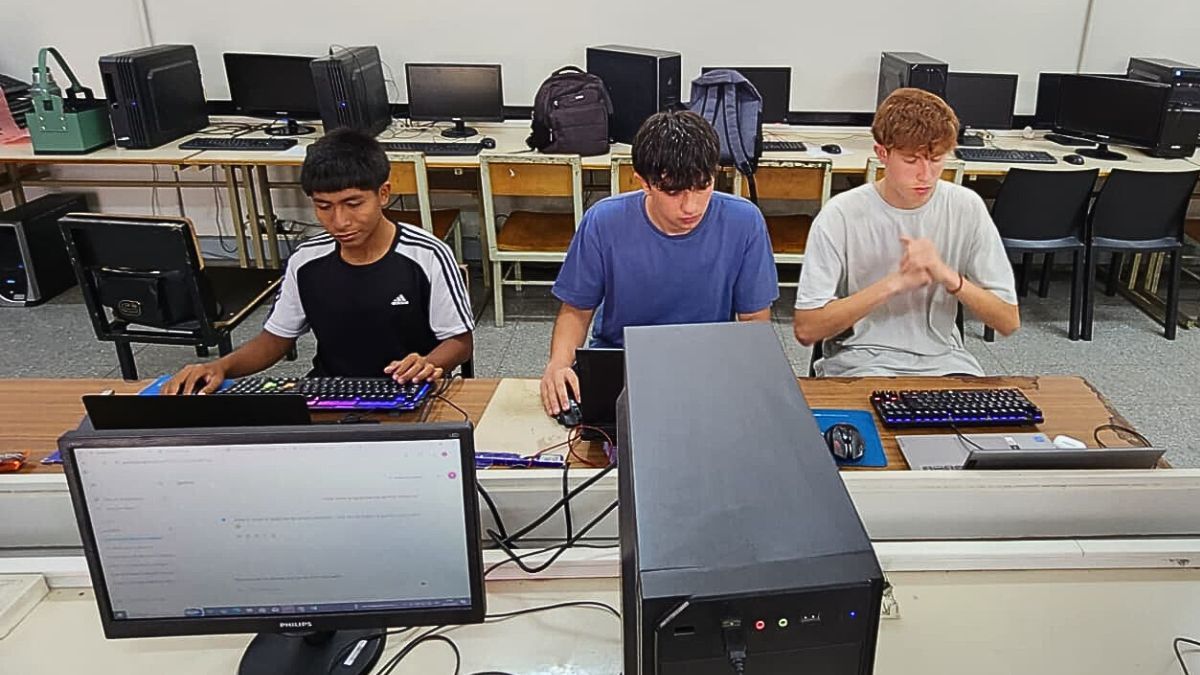 Gabriel, Gustavo y Fabrizio, los tres alumnos de 4° año del Martín Zapata que ganaron la categoría Gabriel, Gustavo y Fabrizio, los tres alumnos de 4° año del Martín Zapata que ganaron la categoría