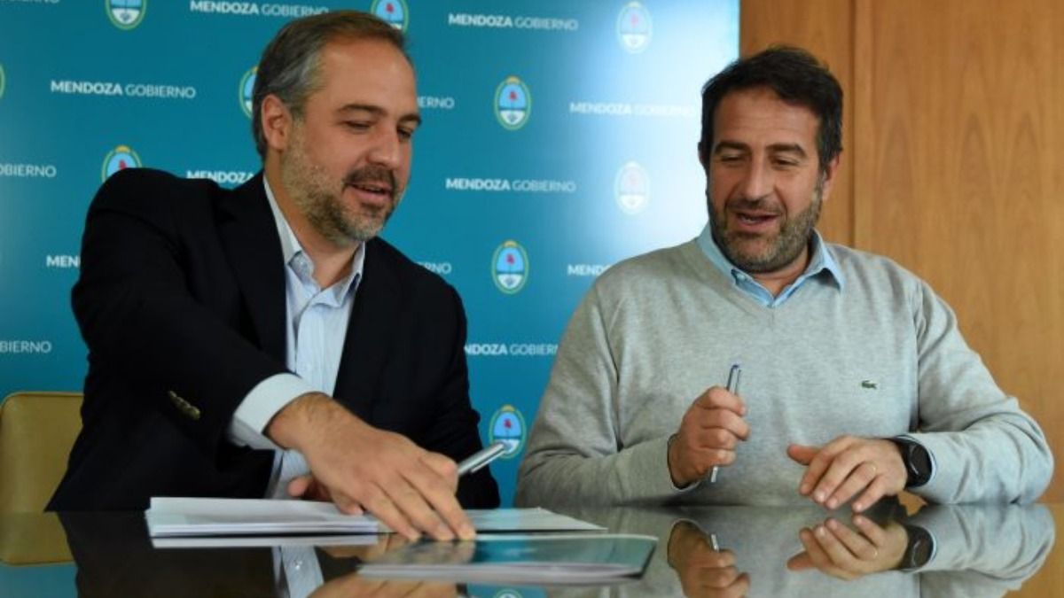 Stevanato e Isgro, sonrientes, durante la firma del acuerdo de junio. En Maipú dicen que luego la provincia