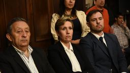 Celso Jaque, en la Legislatura junto a funcionarios de la provincia, mientras se trató el proyecto de Código Minero.