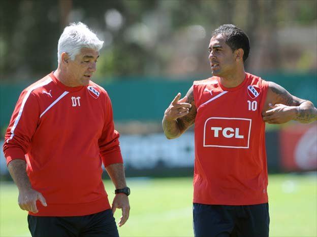 El Rojo evitó a la prensa y los hinchas en su regreso a Buenos Aires