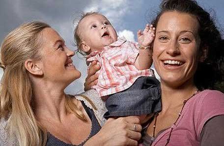 Los hijos de lesbianas se portan mejor