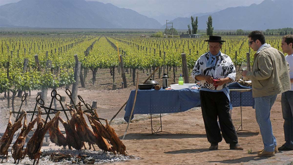 Turismo en Mendoza: la gastronomía y la degustación de vinos en las bodegas son de las actividades más elegidas por quienes visitan la provincia.