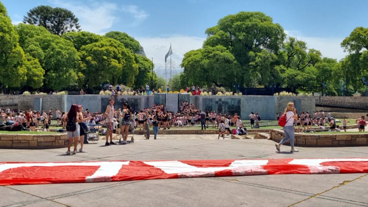 Los estudiantes del DAD ingresaron en la fuente principal generando posibles daños en su estructura.