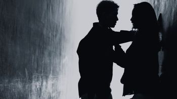 Eran primos y llevó a su suegra a juicio: una historia de amor que terminó de la peor manera Eran primos y llevó a su suegra a juicio: una historia de amor que terminó de la peor manera