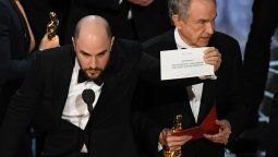 La consultora PwC dijo que en los Oscar Brian Cullinan no sólo violó el protocolo sino que no actuó rápido
