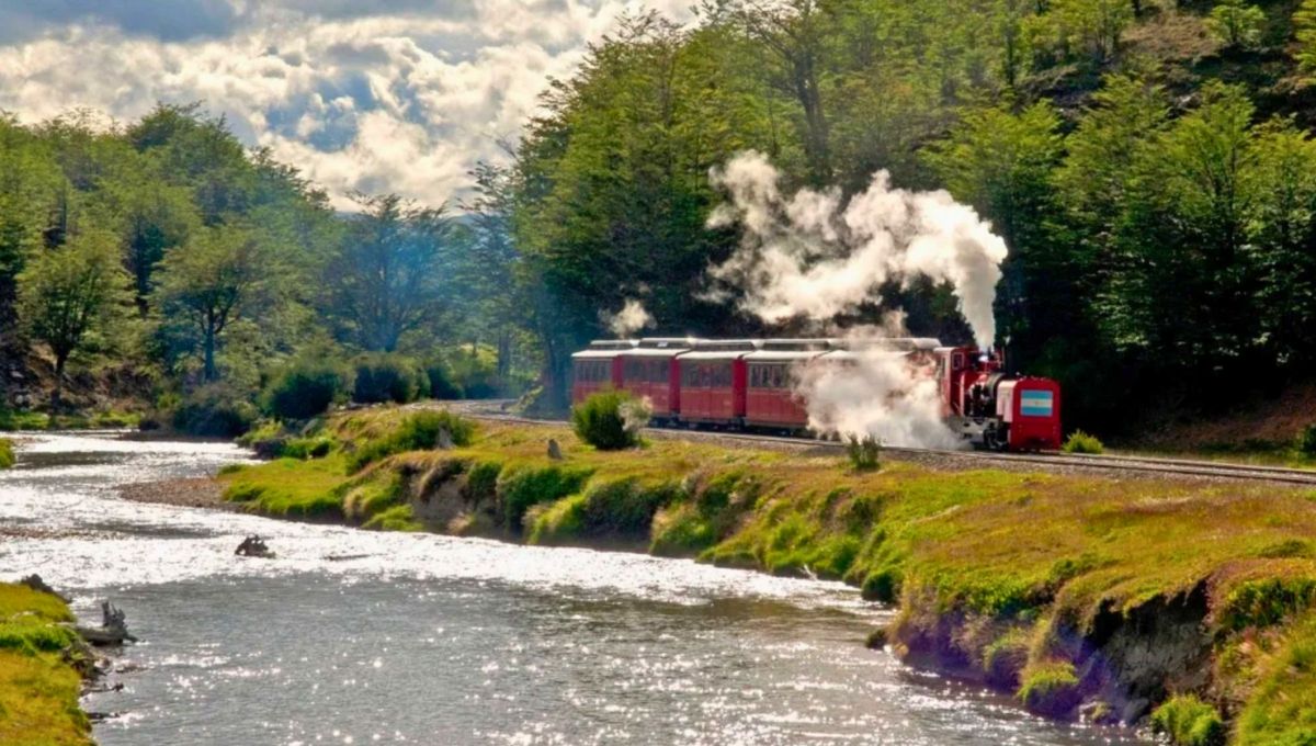 En el siglo XX, presos fueguinos realizaban el trayecto de esta “locomotora del fin del mundo” en búsqueda de materiales de construcción. En el siglo XX, presos fueguinos realizaban el trayecto de esta “locomotora del fin del mundo” en búsqueda de materiales de construcción.