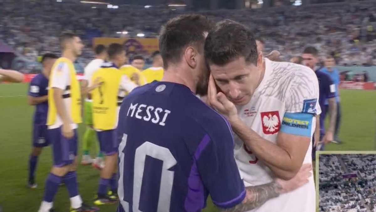 Lionel Messi y Robert Lewandowski dialogaron bastante durante el partido de la Selección argentna y Polonia
