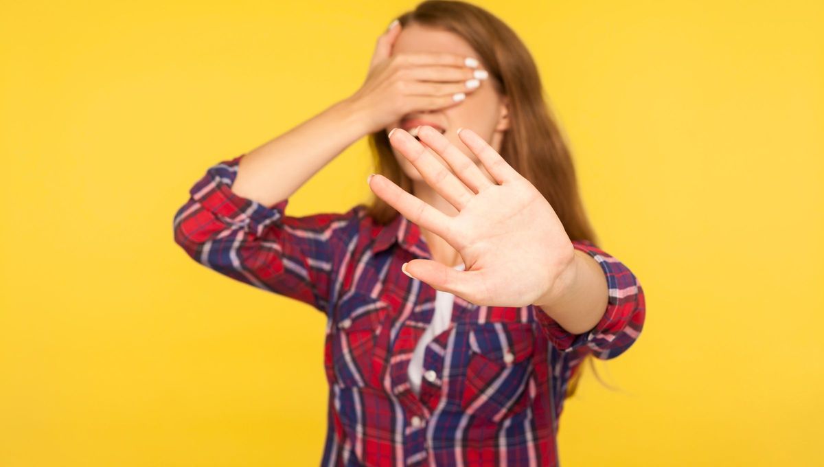 Este síndrome o fobia se llama Sinistrofobia y se define como el miedo a las personas zurdas o a los objetos situados en el lado izquierdo Este síndrome o fobia se llama Sinistrofobia y se define como el miedo a las personas zurdas o a los objetos situados en el lado izquierdo