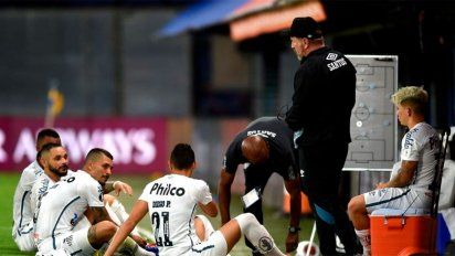 Santos de Brasil admitió los resultados positivos de coronavirus en sus jugadores John y Leonardo Wagner.