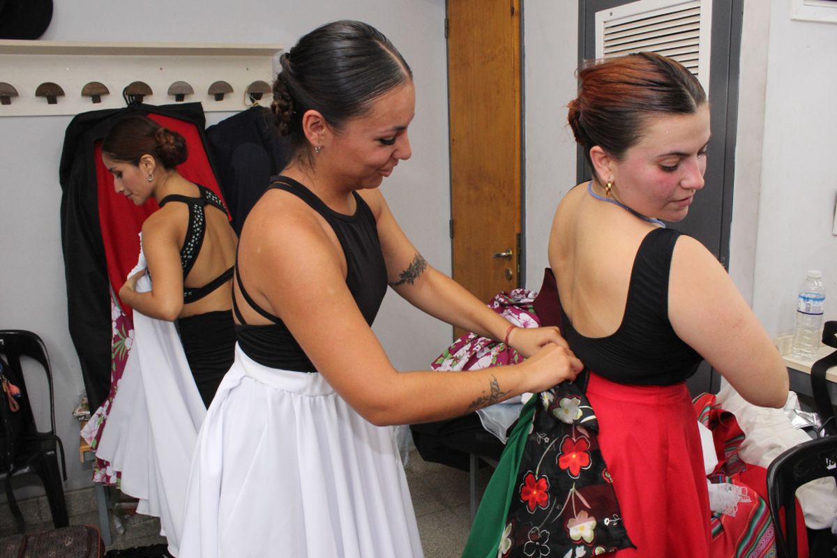 Las bailarinas de la Fiesta de la Vendimia se ayudan entre ellas para vestirse entre un cuadro y otro. Las bailarinas de la Fiesta de la Vendimia se ayudan entre ellas para vestirse entre un cuadro y otro.