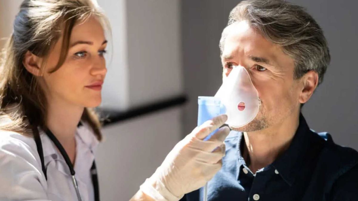 La falta de aire frente a esfuerzos que antes no se presentaban y la tos crónica pueden ser síntomas de EPOC La falta de aire frente a esfuerzos que antes no se presentaban y la tos crónica pueden ser síntomas de EPOC